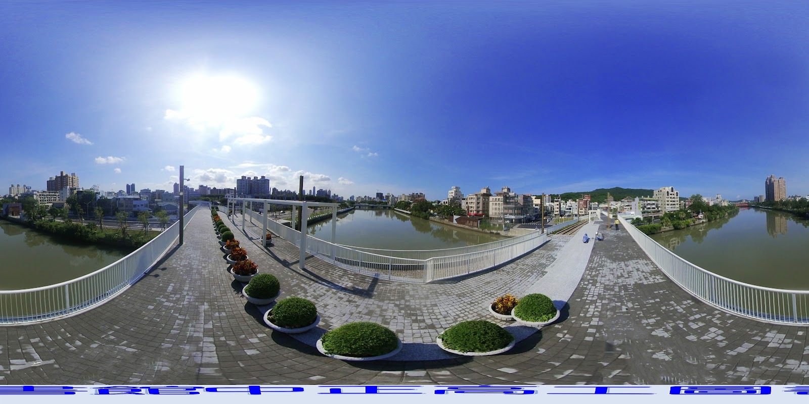 高雄愛河橋上步道，俯瞰河岸景色