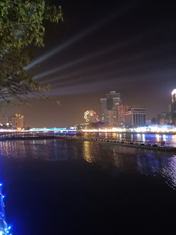 愛河親水徒步區夜景與水岸景觀