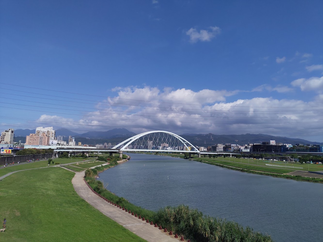 彩虹河濱公園白天河岸景色
