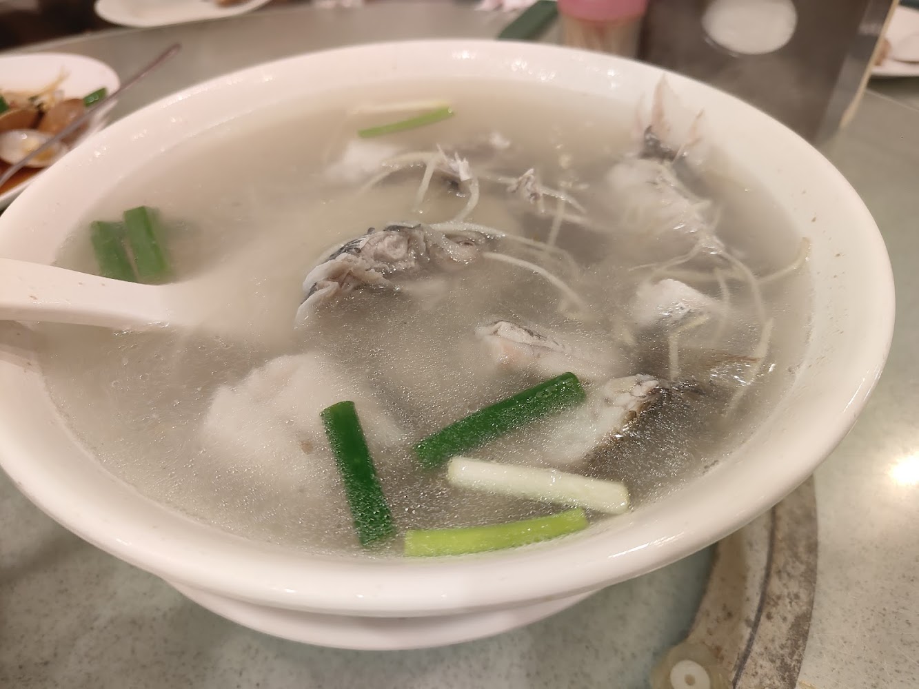 魚頭魚湯清澈鮮美
