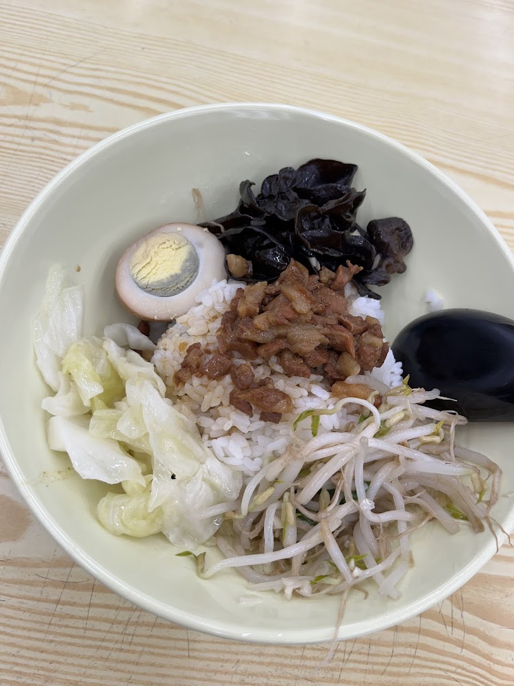 淡江大學美食廣場滷肉飯搭滷蛋高麗菜與豆芽菜