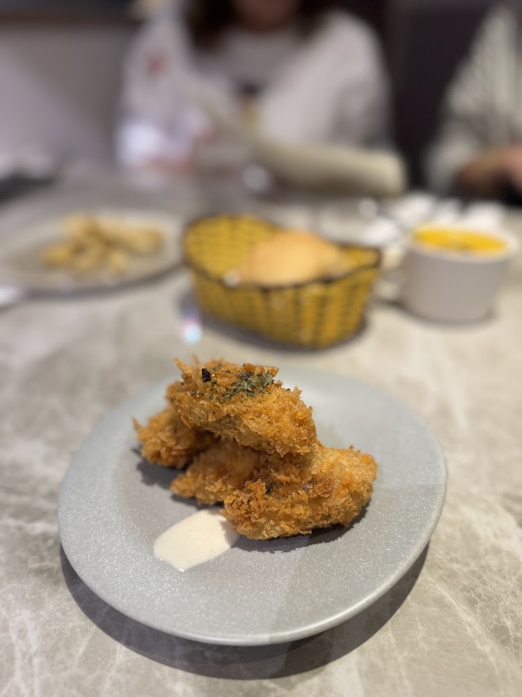 灰色盤子上的金黃炸物料理
