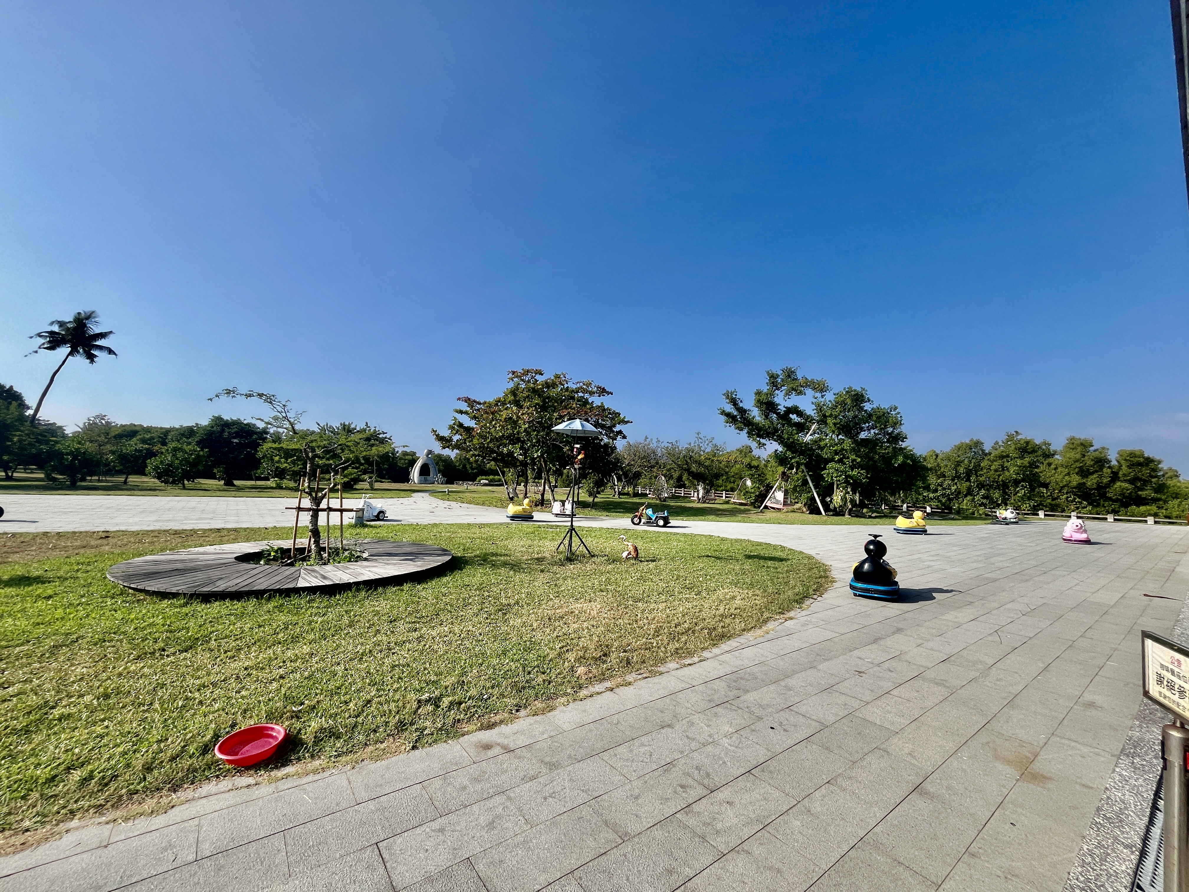公園草地與棋子雕塑裝飾