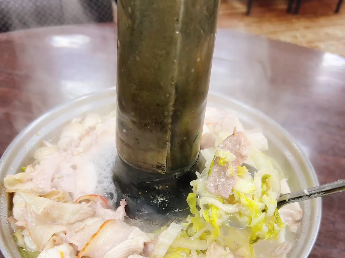 劉家酸白菜火鍋炭火銅爐側面近拍