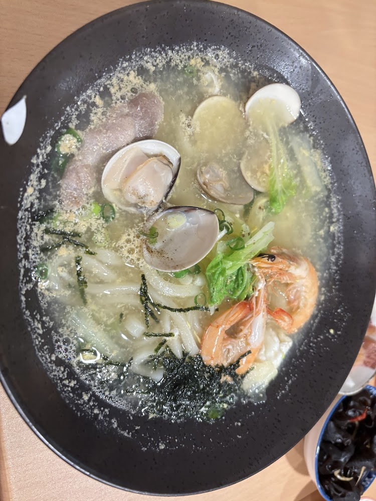慢地海鮮湯麵有蝦蛤蜊與蔬菜