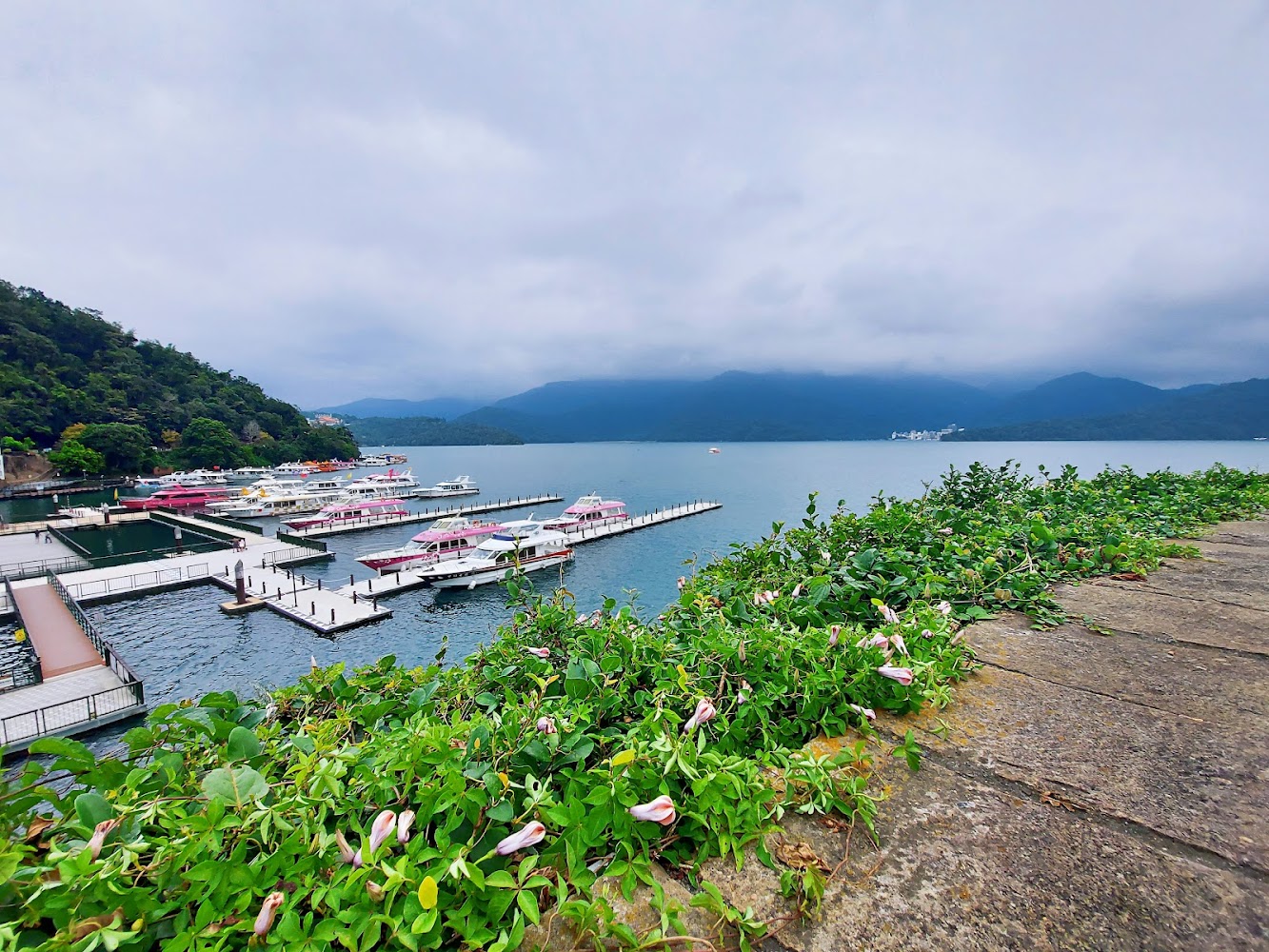 梅荷園日月潭湖畔視角與碼頭景色
