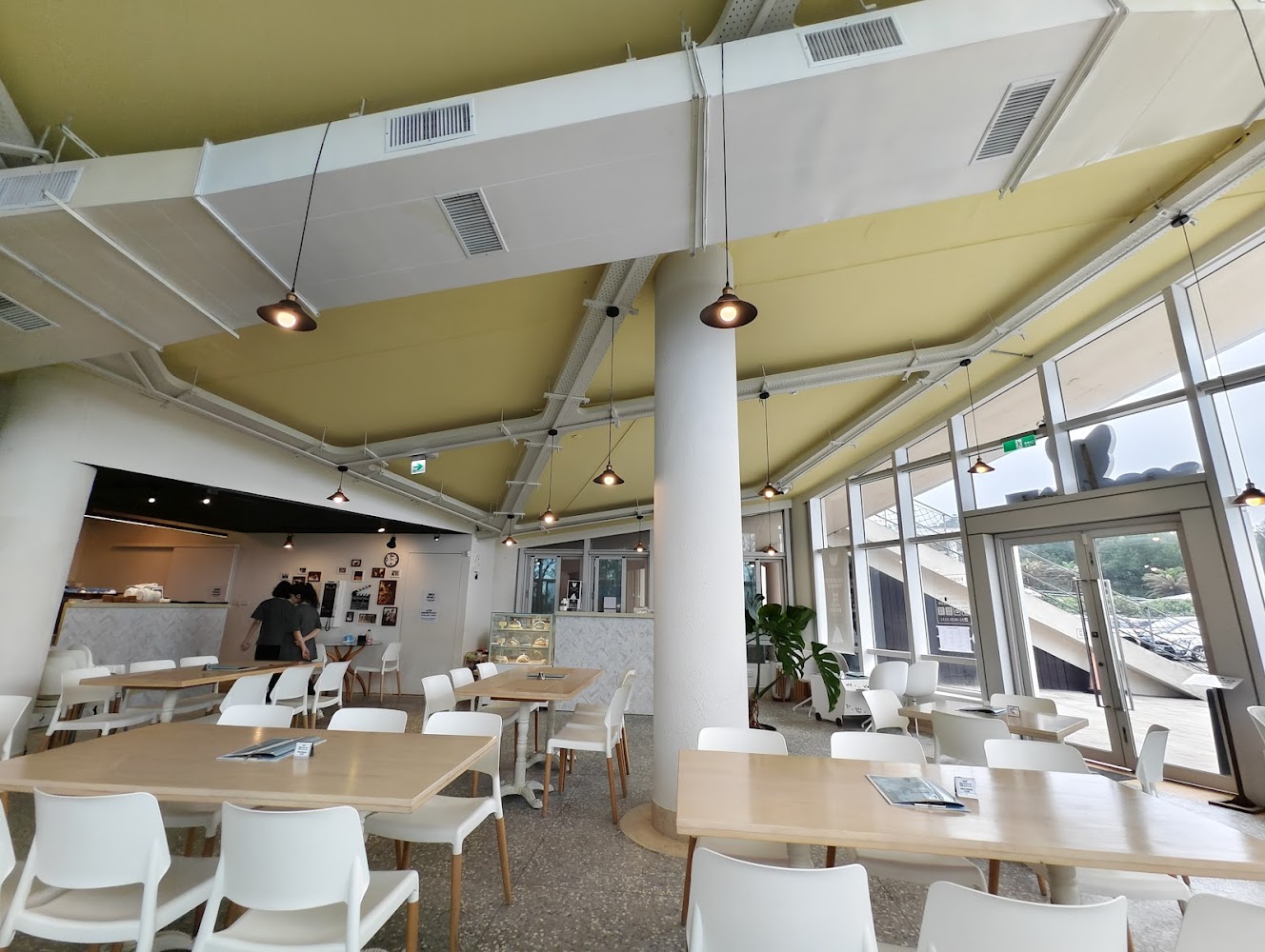 豹豹咖啡海邊館室內座位區