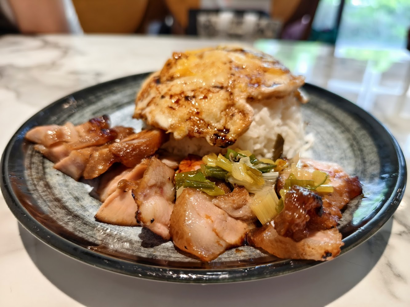 叉燒蛋飯與蔥花