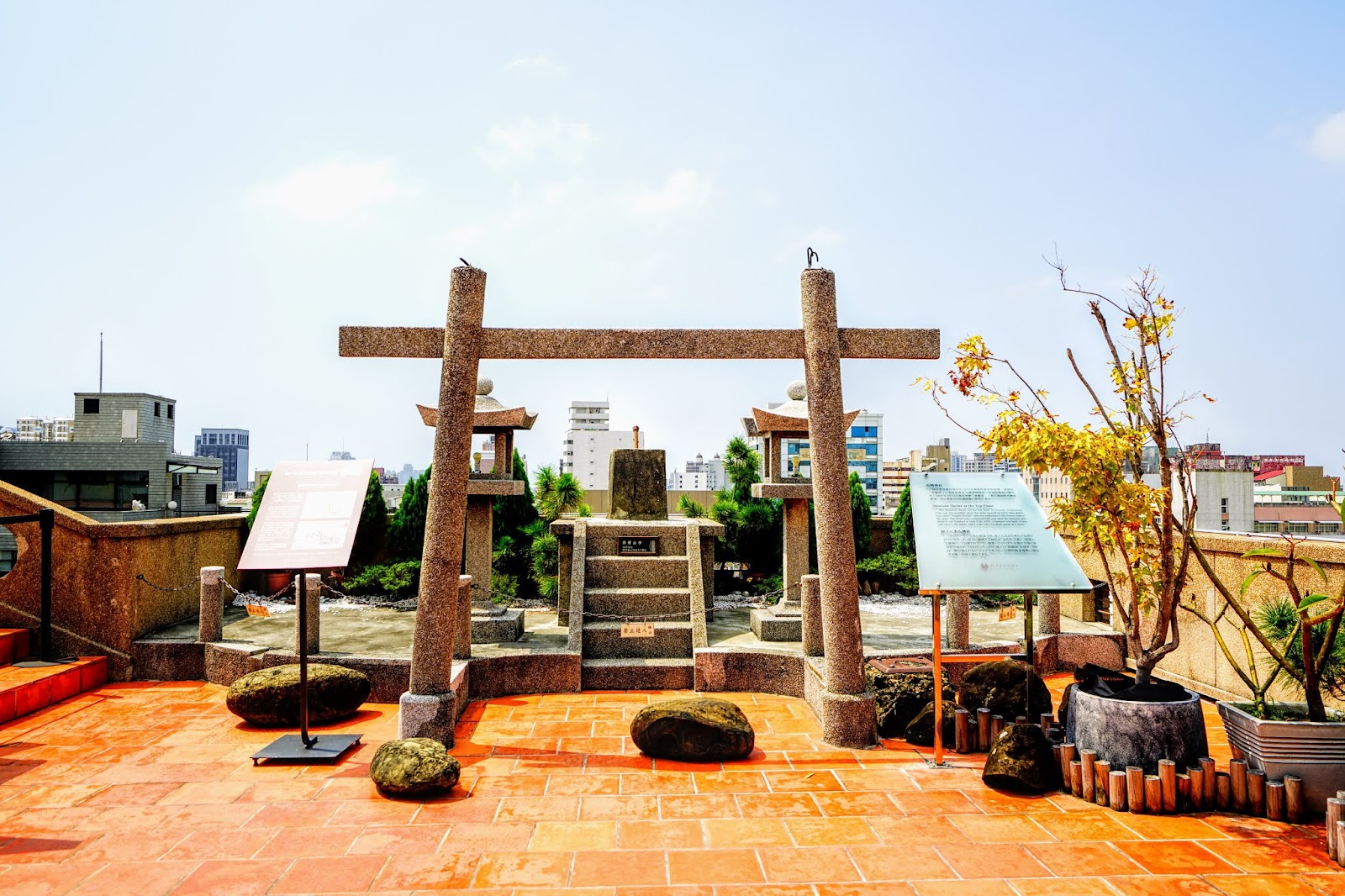 台南林百貨頂樓神社石造鳥居，背景是台南市舊城區天際線