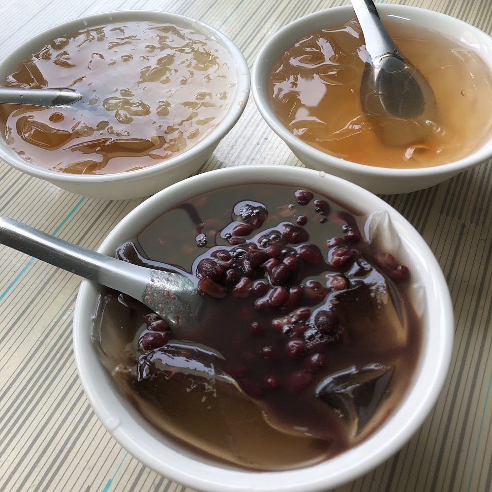 多碗愛玉與仙草甜品