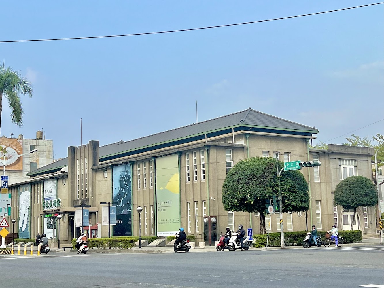 屏東美術館街角與展覽布條外觀