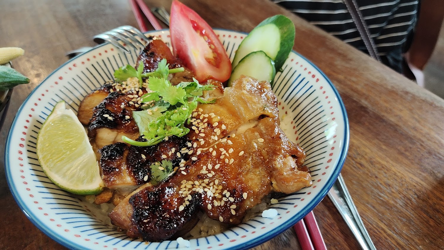照燒雞腿蓋飯搭配白芝麻香菜與蔬菜