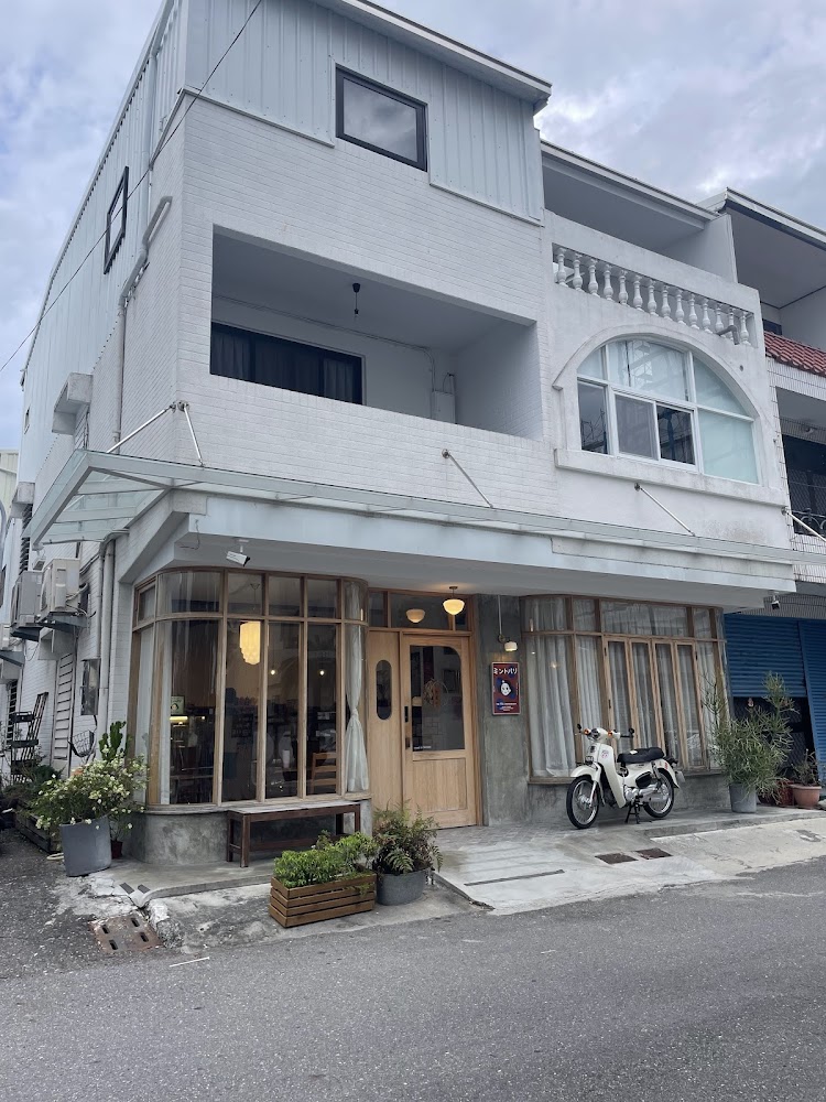 薄荷巴黎 Coffee House 所在的三層樓白色建築外觀
