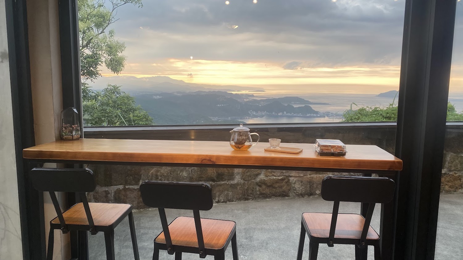 窗邊座位看夕陽與山海景