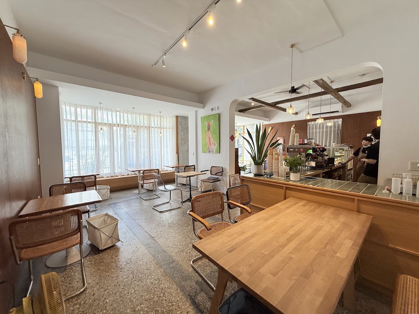 薄荷巴黎 Coffee House 明亮舒適的咖啡廳內部空間
