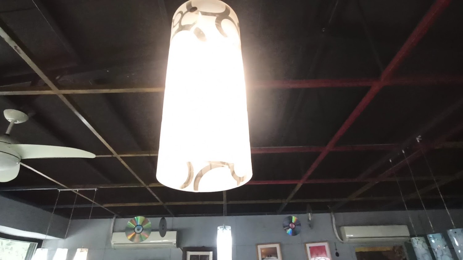 店內吊燈與裝飾牆面