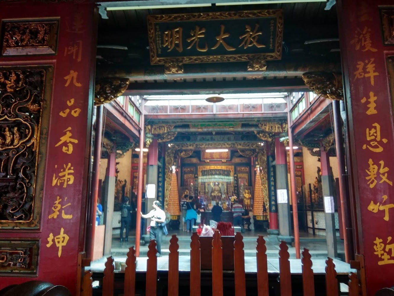 新竹都城隍廟內部神像與香案