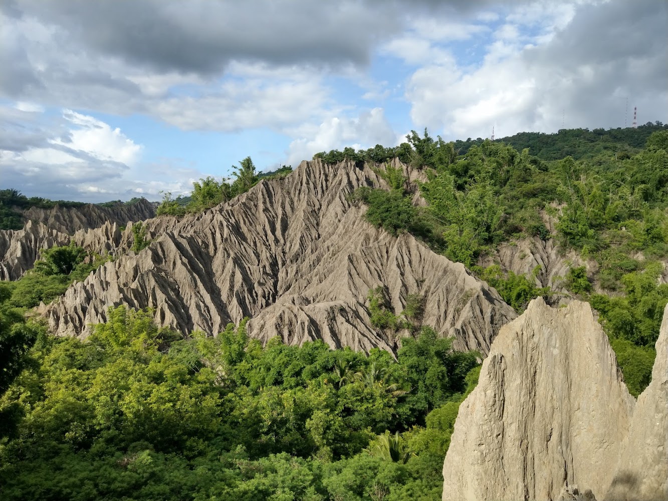 燕巢月世界壯觀惡地地形與侵蝕山坡景觀