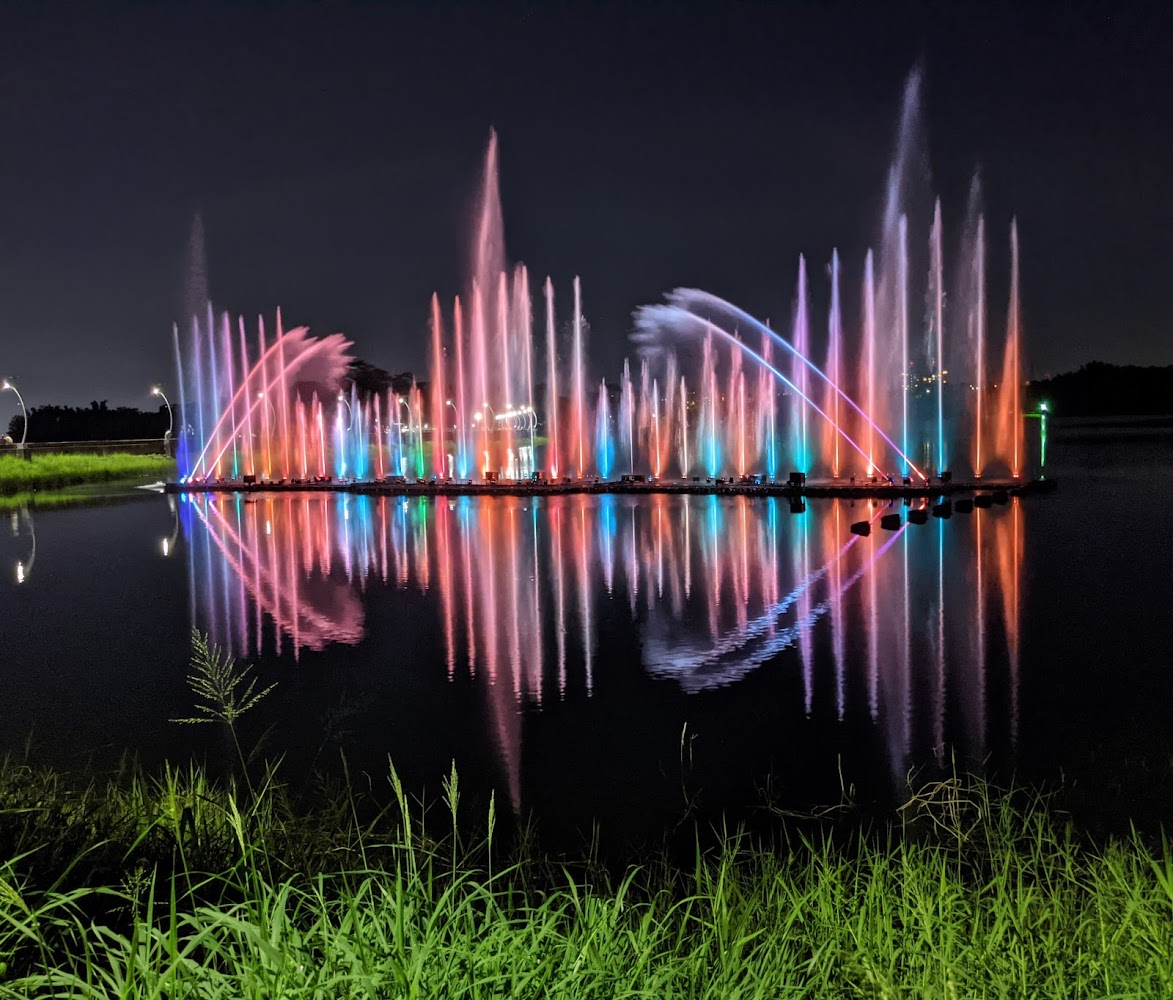 蘭潭夜間水舞燈光秀