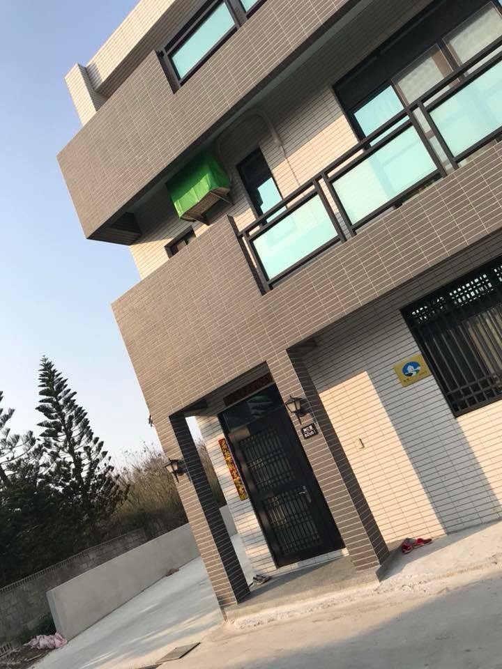 現代風格民宿外觀與門口綠意