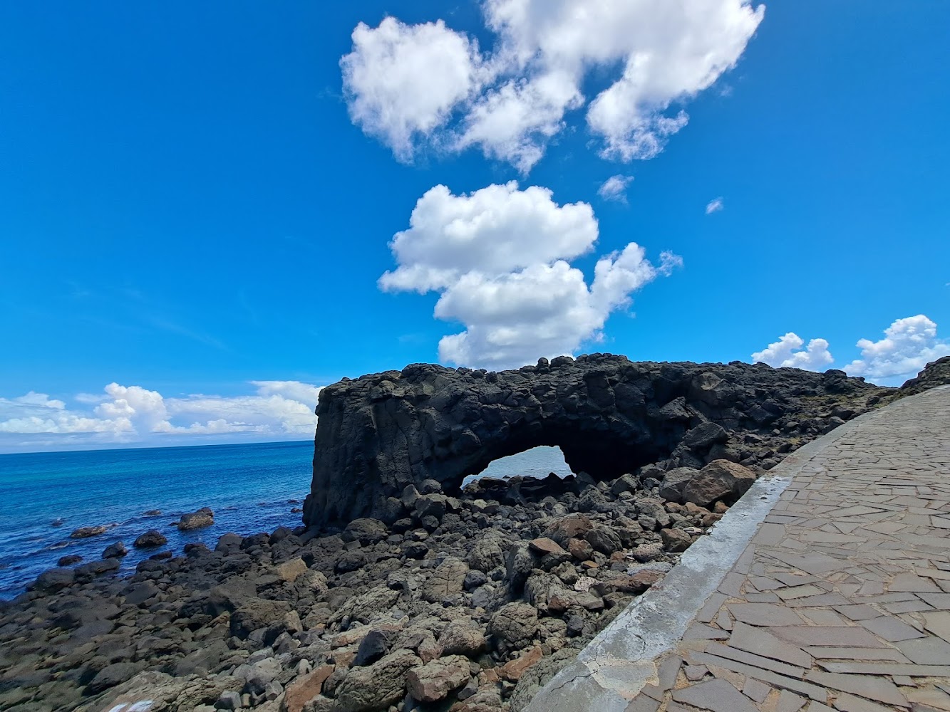 天然海蝕拱門與旁側步道