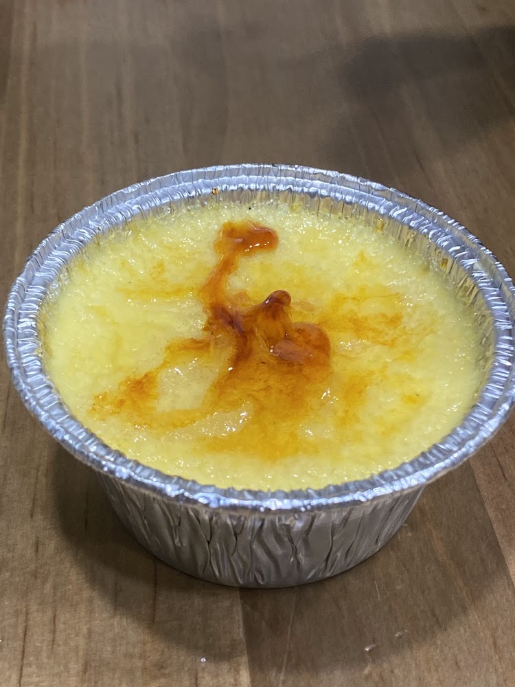 鋁箔杯裝焦糖烤布蕾與滑順布丁層