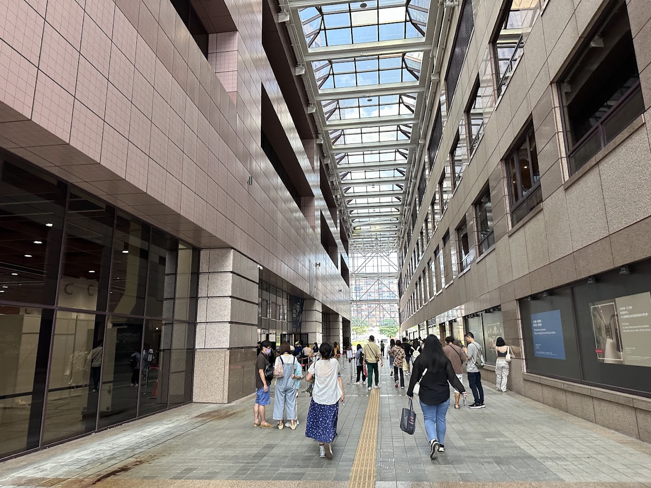玻璃天花板走廊與排隊人潮