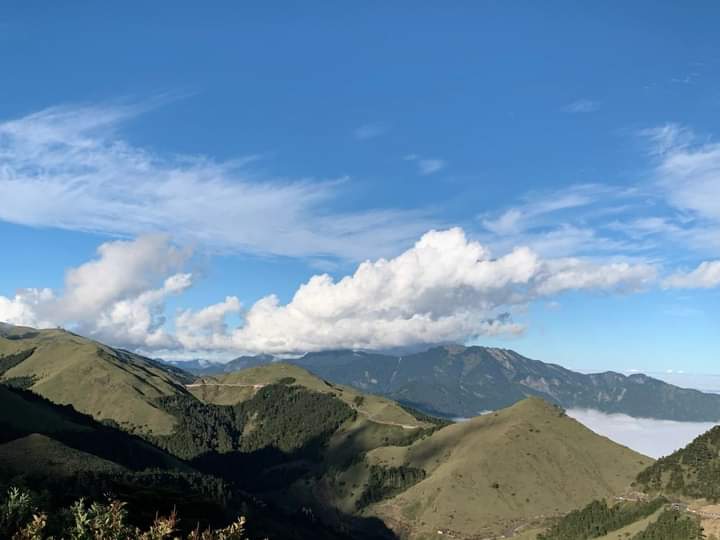 合歡山北峰步道高山草原與藍天