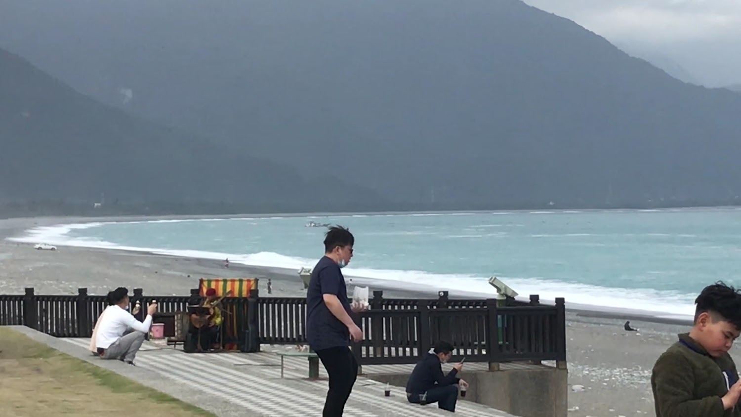 海邊散步攝影與彈吉他的人們遠方山海景色
