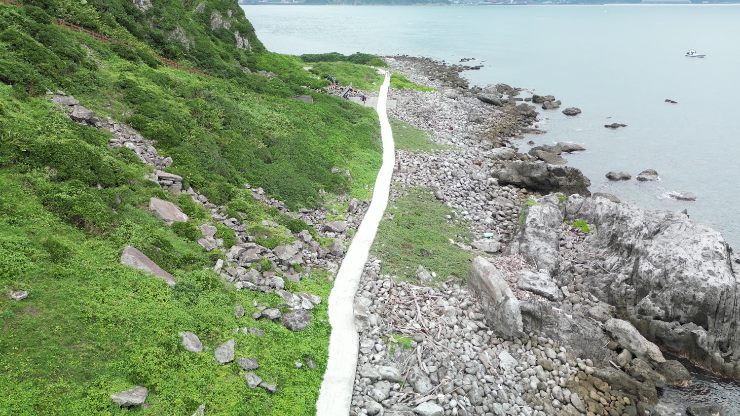 基隆嶼海岸步道與山坡景色