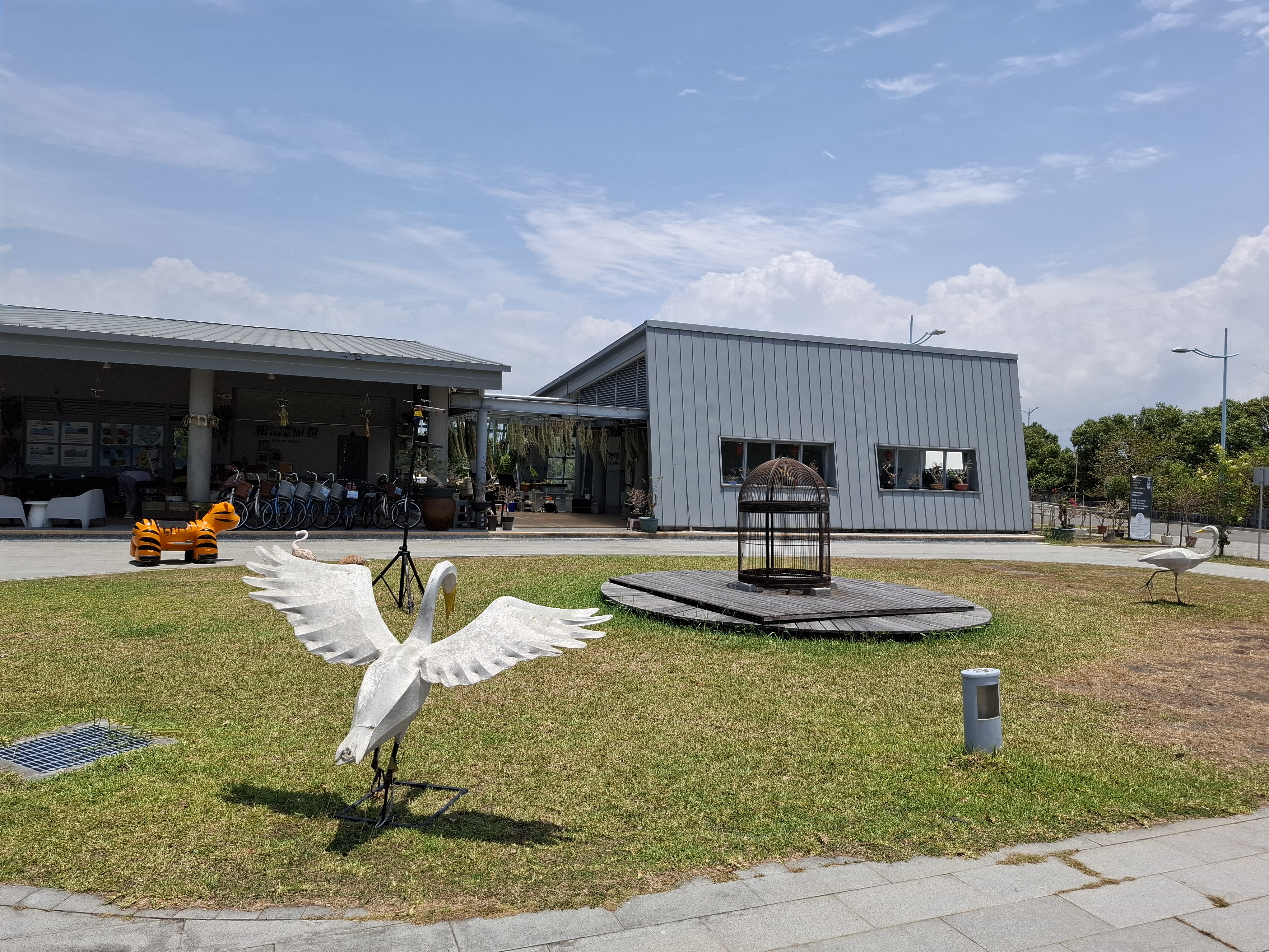 戶外草地鳥雕塑與大型鳥籠裝置