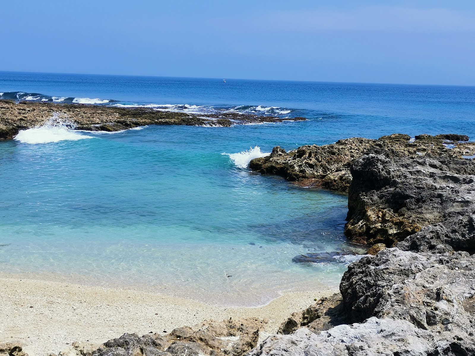 厚石魚澳天然礁岩海灣清澈海水
