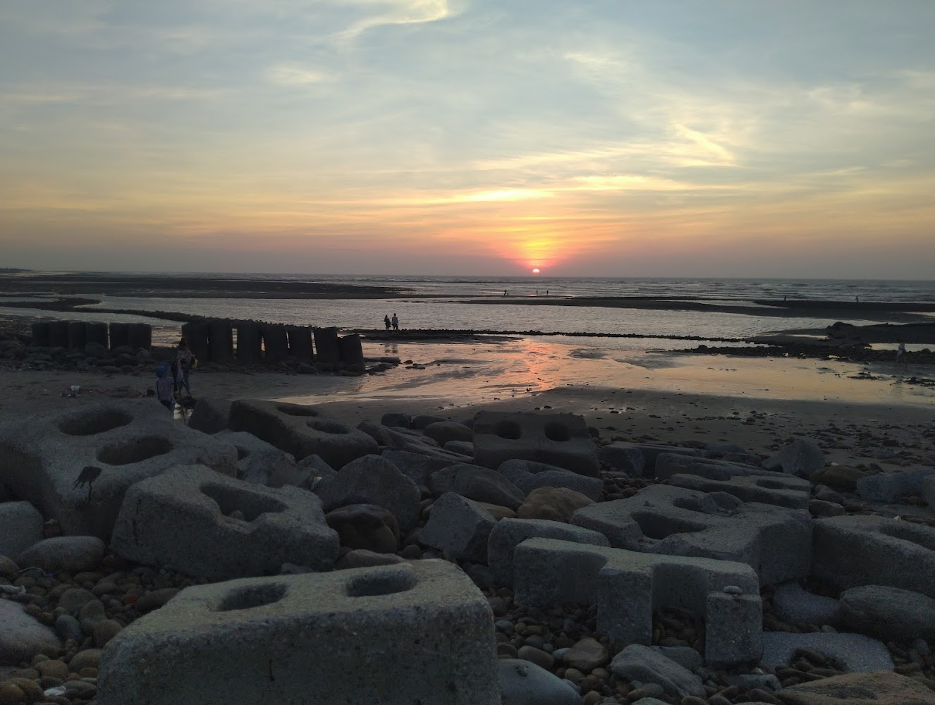 豬鼻子沙灘夕陽海景與消波塊