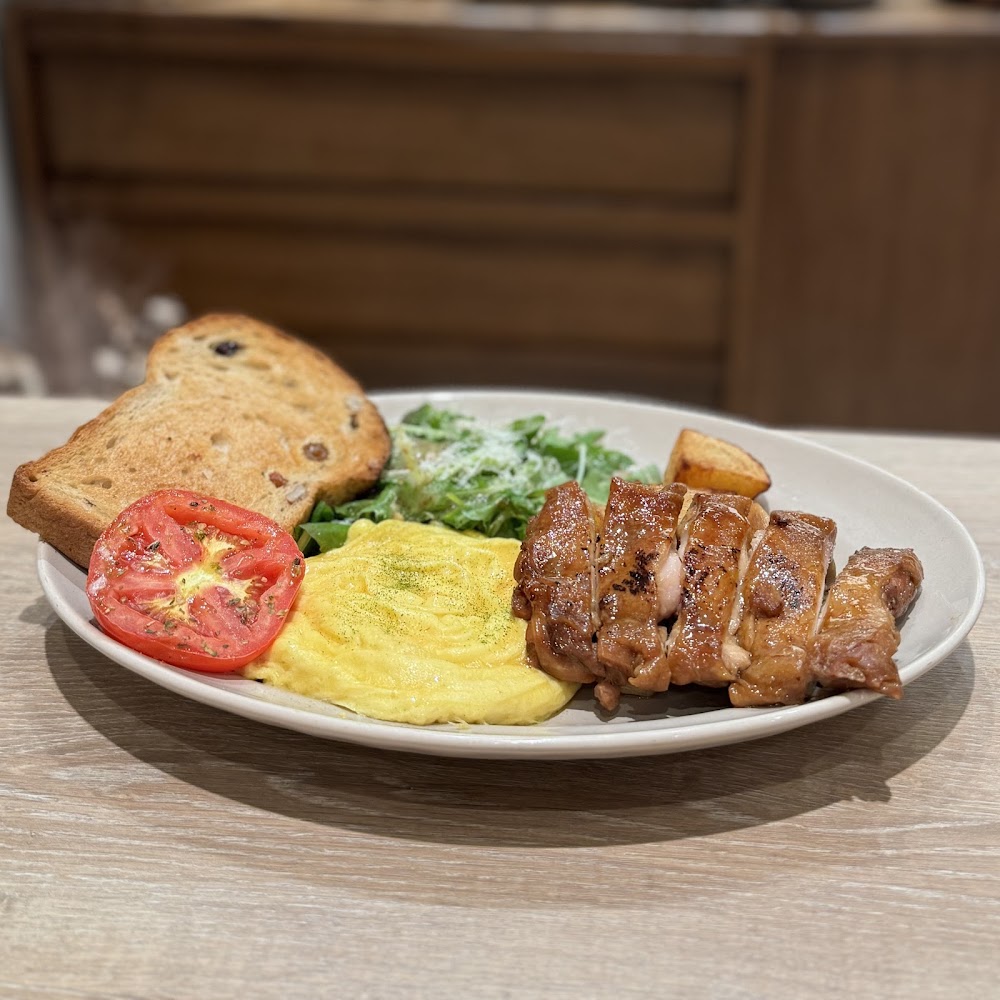 隅室咖啡餐廳美術店早餐拼盤有吐司炒蛋雞肉與薯塊