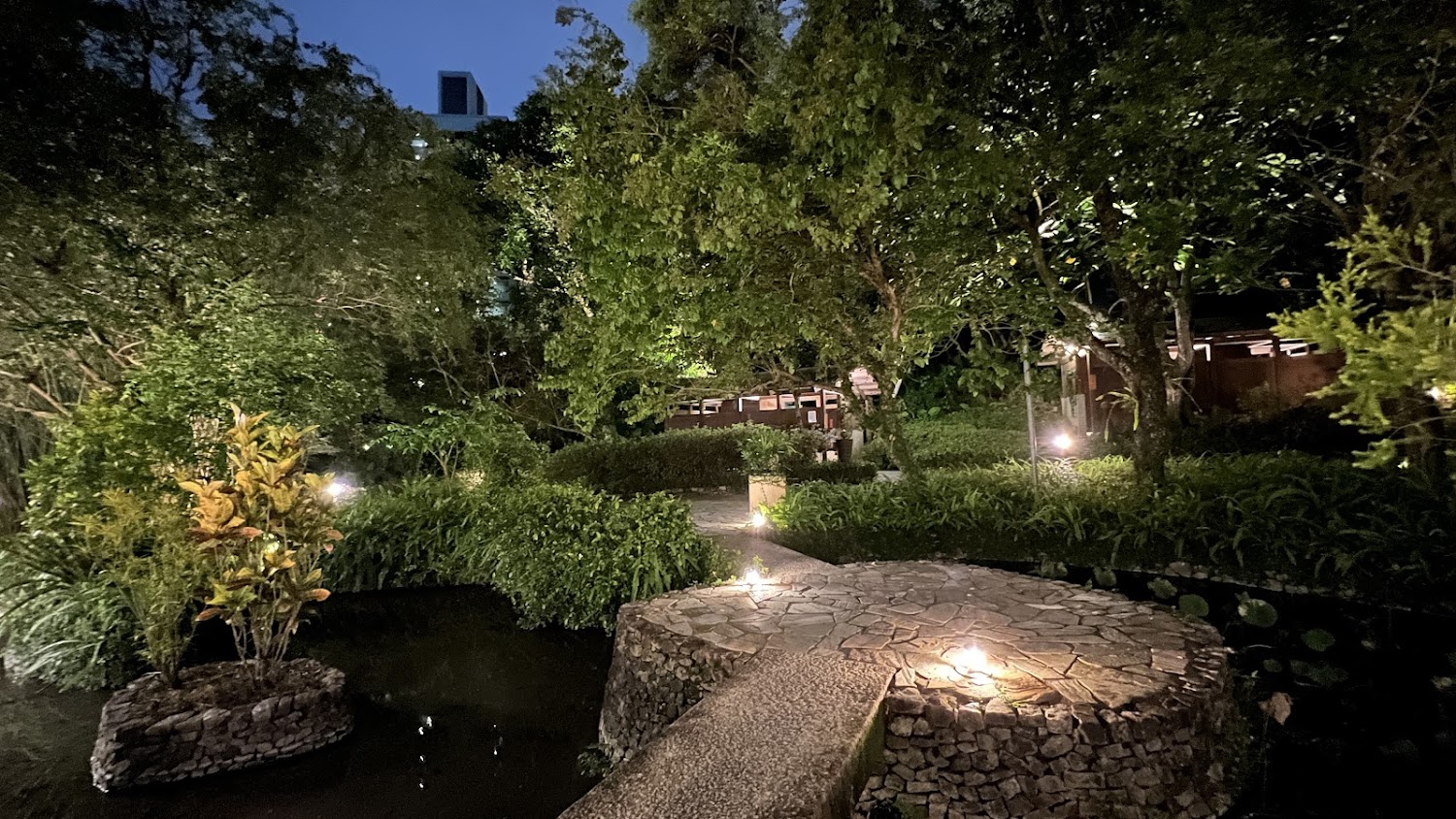 夜晚庭園中的石板路、小橋與燈光