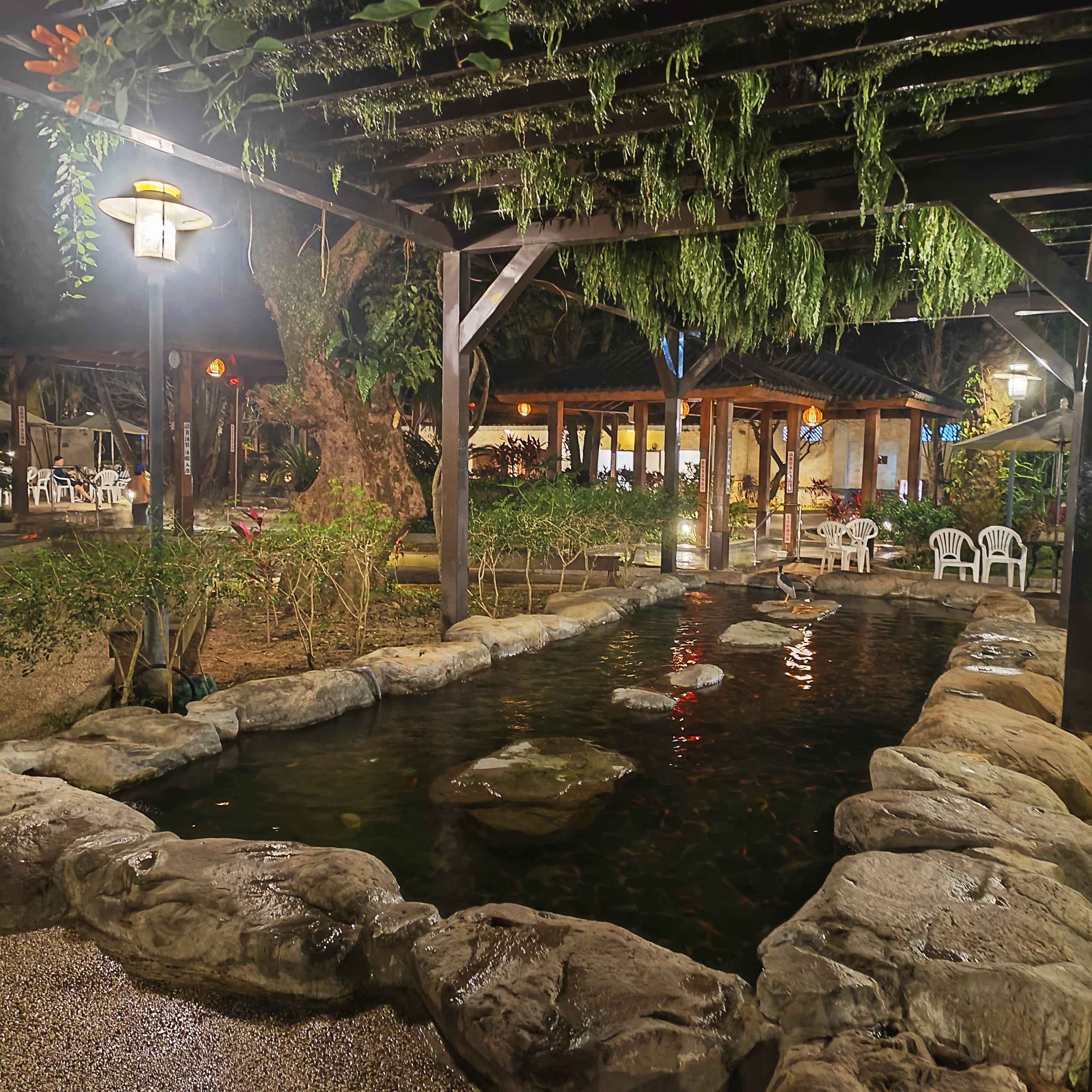會來尖石溫泉渡假村夜晚日式風格庭院與燈光池塘