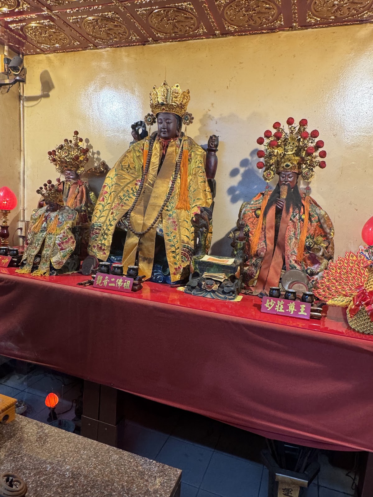 內門紫竹寺廟內神像，三尊金袍神明端坐