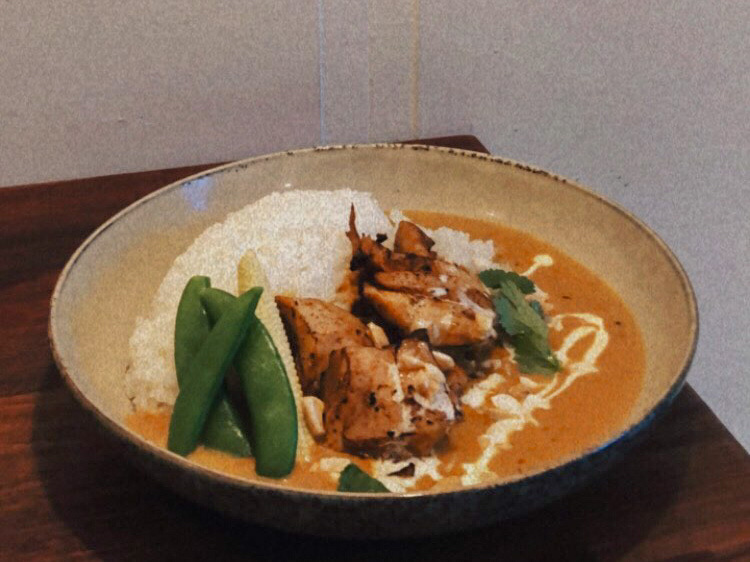 咖哩雞飯有白飯烤雞肉濃郁醬汁與青豆香菜