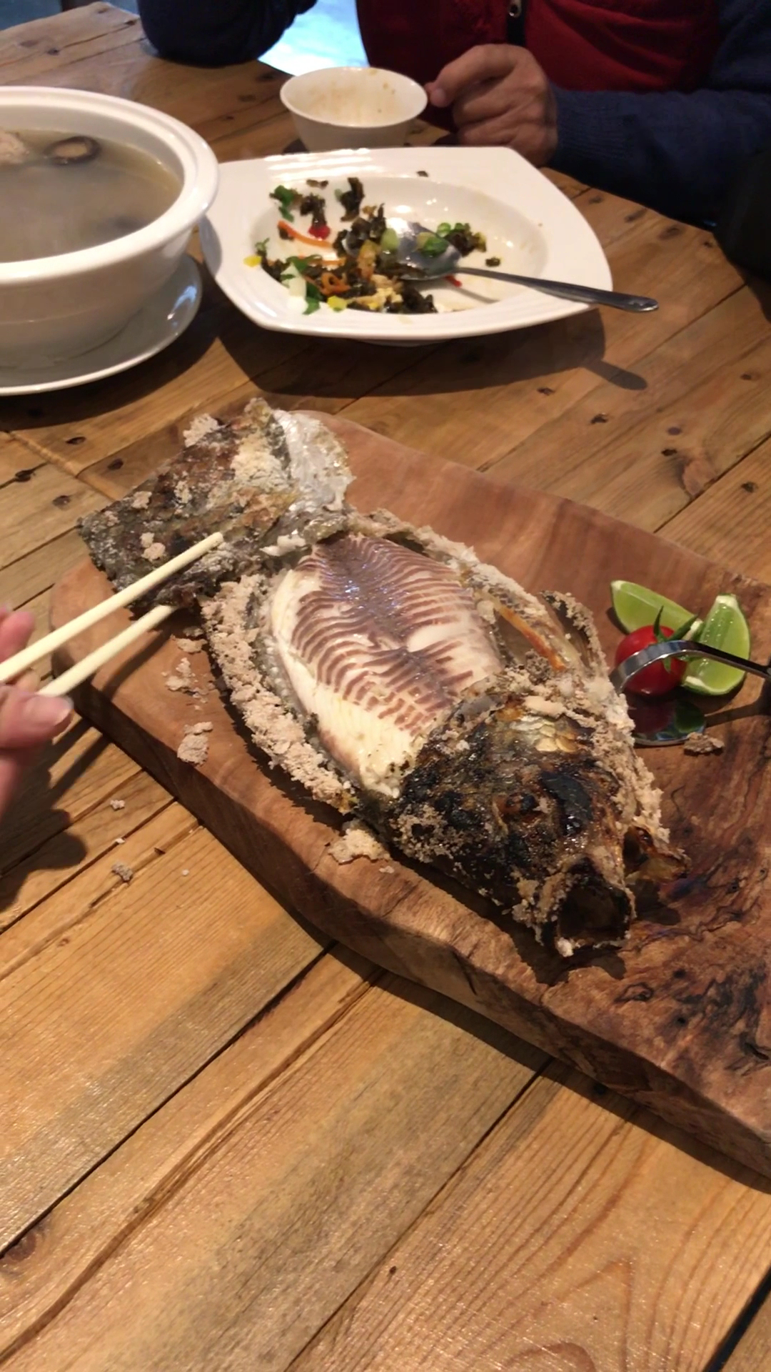 海人上菜鹽烤魚與整桌配菜