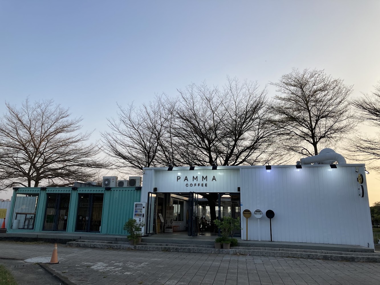 貨櫃屋改造而成的咖啡廳外觀，名為PAMMA COFFEE