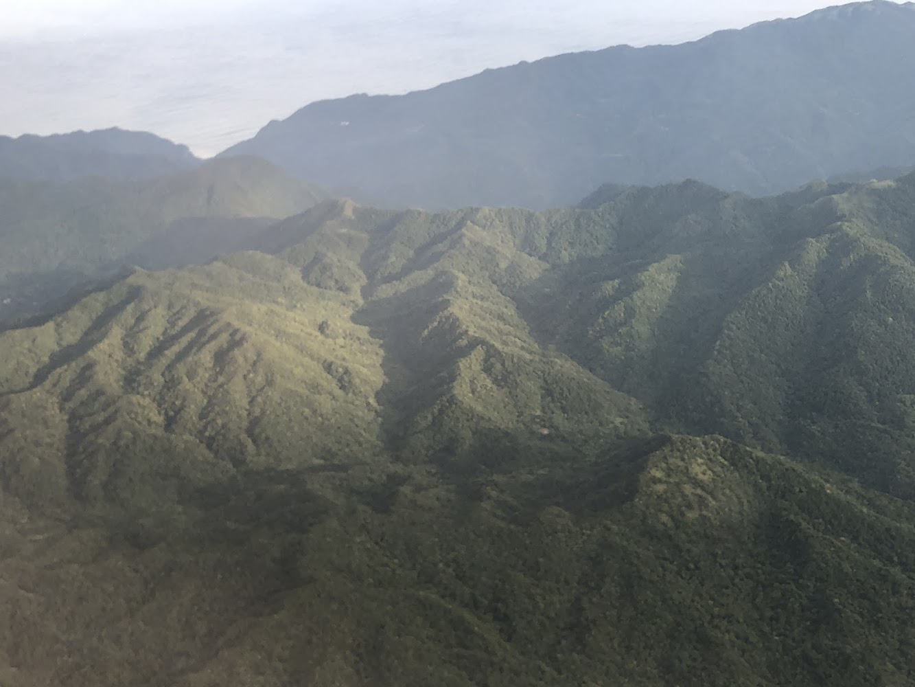 綿延起伏的青綠山脈與層層山影
