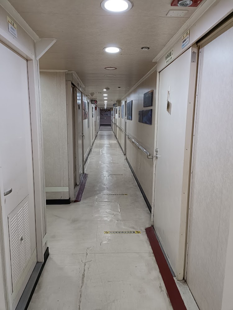 夜晚基隆港邊船艦與城市燈火倒影