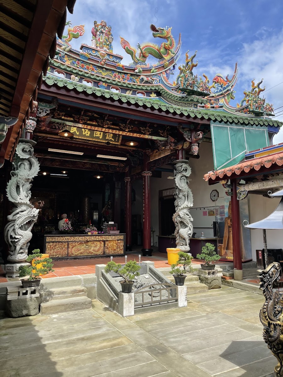 竹山連興宮正殿外觀,雙龍柱雄偉,彩色剪黏屋頂,石板廣場寬敞