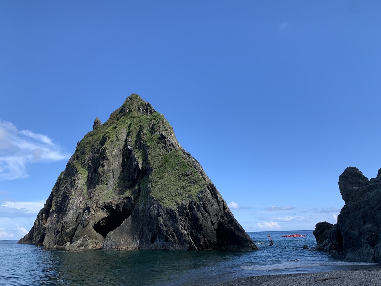 烏岩角無人沙灘巨岩與海蝕洞