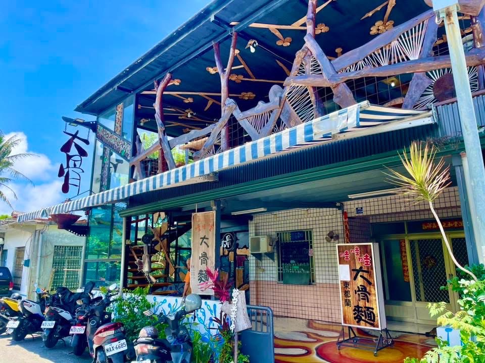 哇哇哇大骨麵店面外觀與停車機車