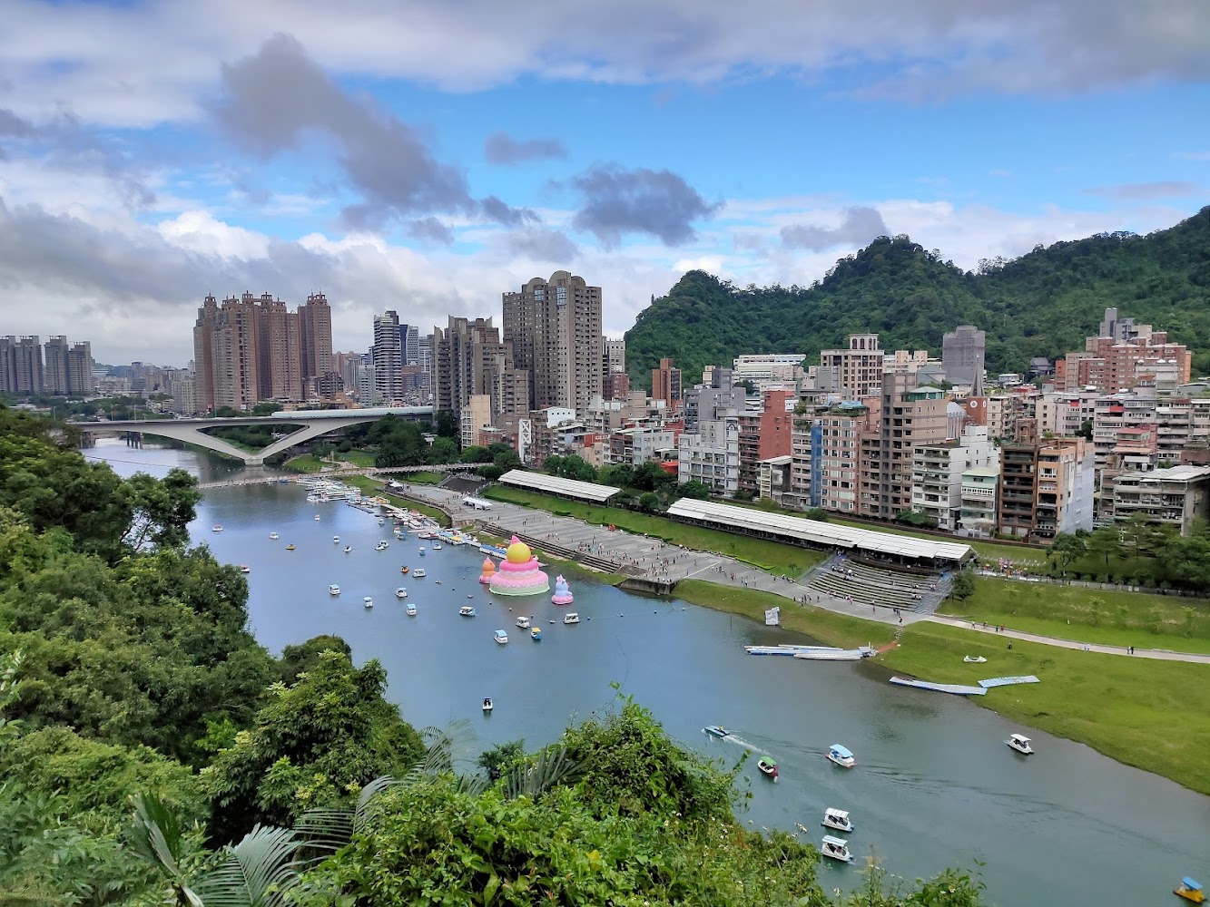 碧潭城市河畔風光與彩色裝置藝術