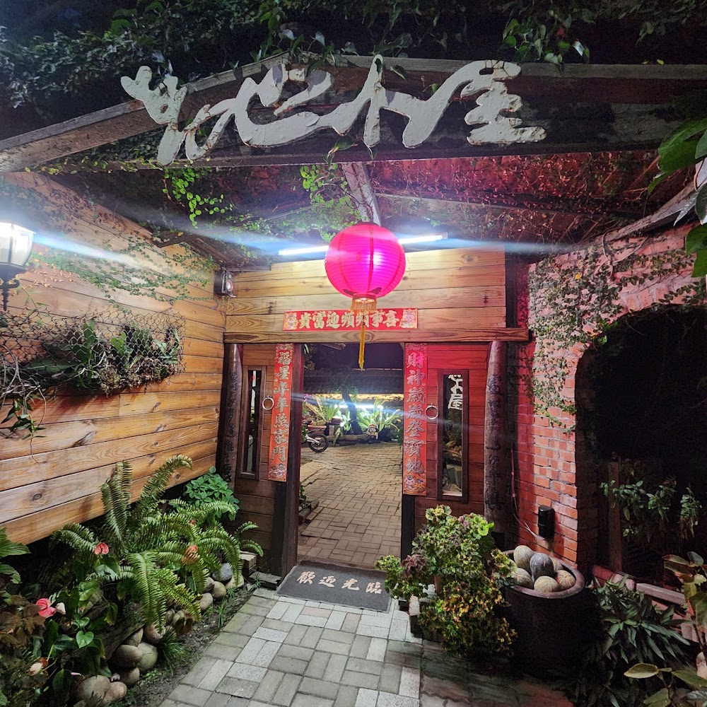 傳統風格木造店門口與紅燈籠裝飾