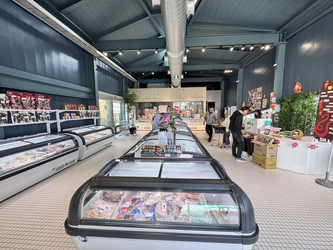 現代化冷凍食品商店，店內有多個冷凍櫃與明亮寬敞空間