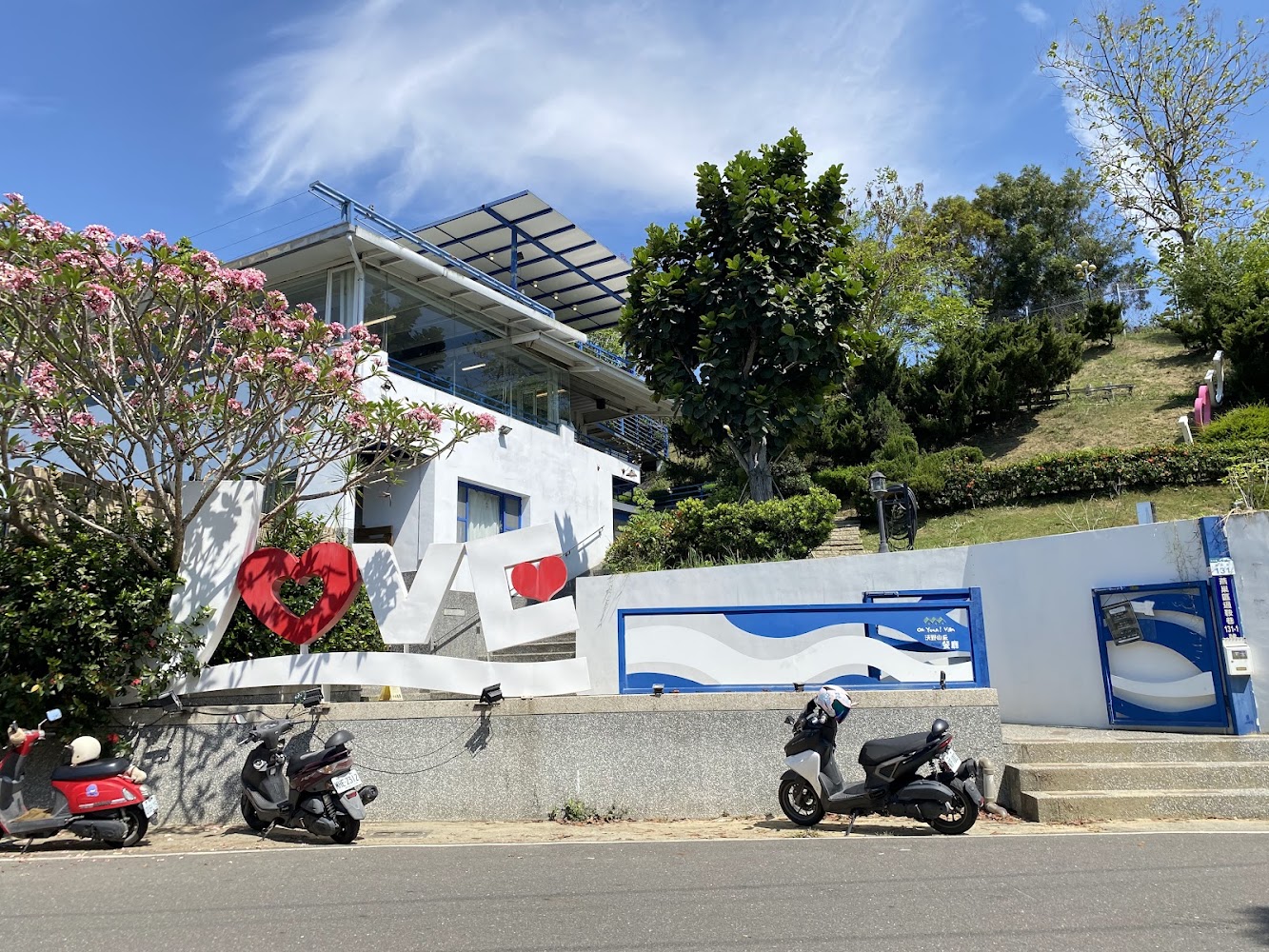 沃野山丘餐廳白色建築與LOVE裝置