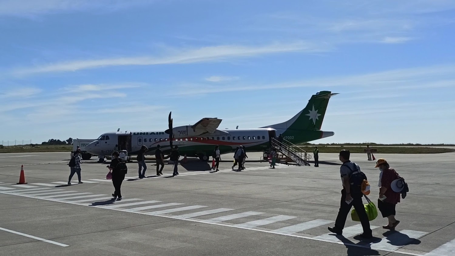 立榮航空飛機停在跑道旁旅客上下機